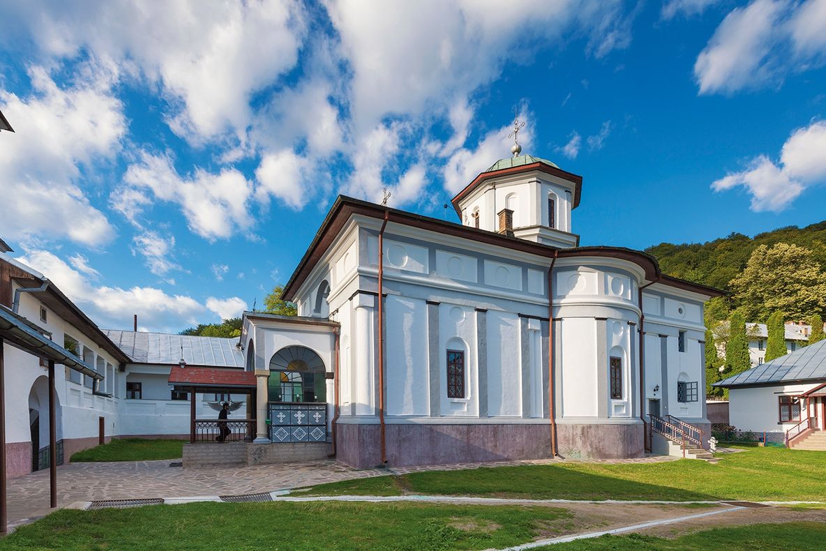 Blestemul care împiedică femeile să intre într-o mănăstire din România. GROAZNIC!