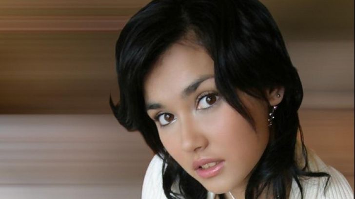 Măsură fără precedent. O actriţă din filmele pentru adulţi, în manuale. Părinţii, revoltaţi!