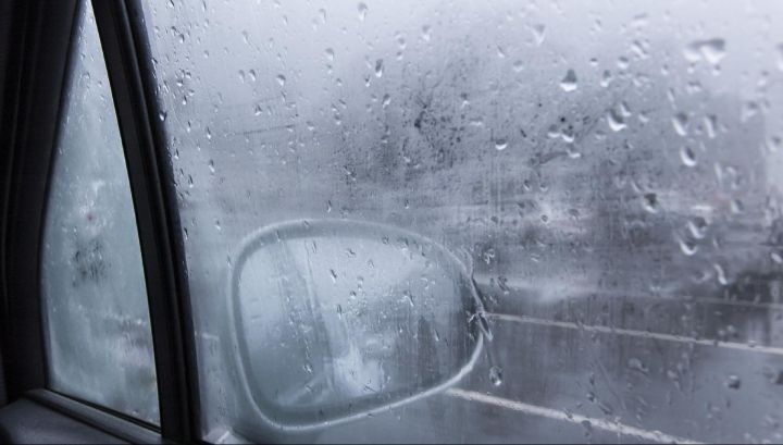 Cum se dezgheaţă şi dezaburesc mai repede geamurile