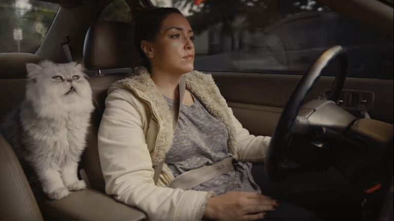 Cum şi-a ajutat un bărbat iubita să îşi VÂNDĂ maşina veche de 21 de ani - GENIAL!