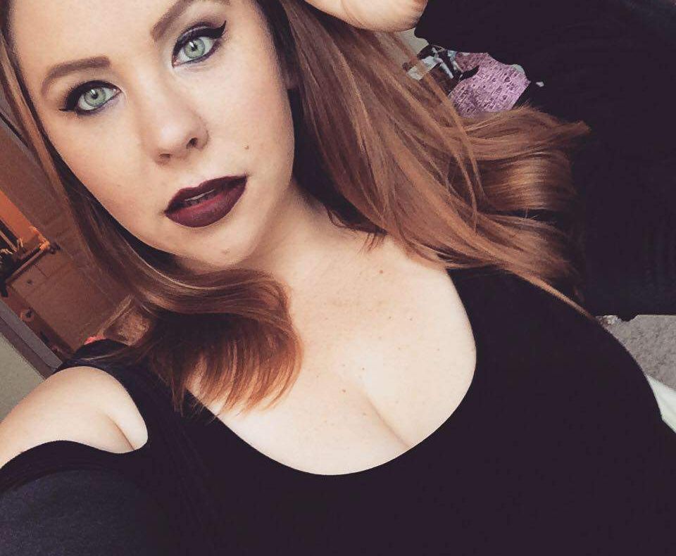 Profesoara dădea lecții de sex unui elev minor. Un SMS trimis din greșeală i-a adus poliția la ușă