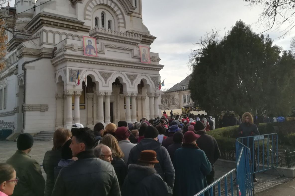 Mii de oameni s-au înghesuit la moaştele Sfântului Andrei, la Galați 