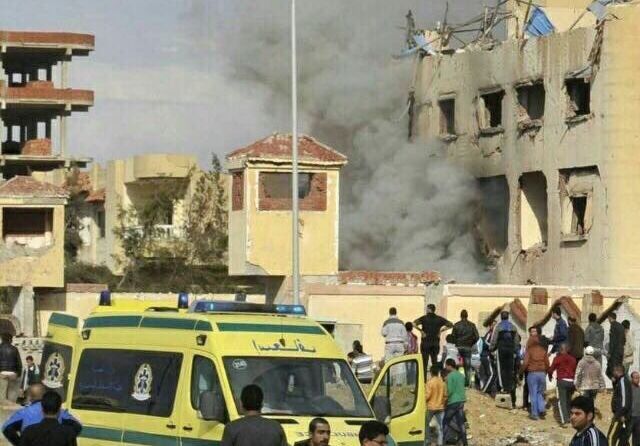 Măcel în Egipt. Atentat cu bombă și arme de foc într-o moschee: 235 de morți, zeci de răniți