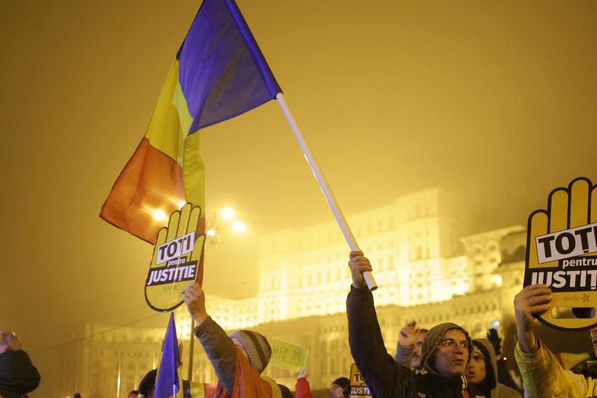 Noi incidente la proteste: Ce au făcut manifestanţii în faţa Camerei Deputaţilor