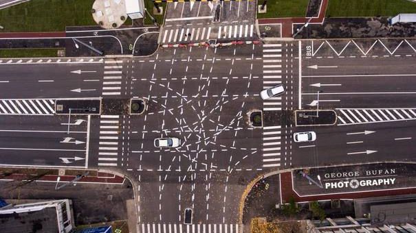 Primul accident în cea mai complicată intersecție din țară, la nici 24 de ore de la inaugurare