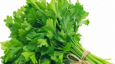 Ce se întâmplă în corpul tău dacă mănânci pătrunjel între mese