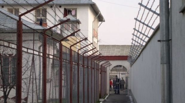Incredibil! Ce au făcut patru deţinuţi în Penitenciarul Giurgiu. Au pus mâna pe telefon şi...