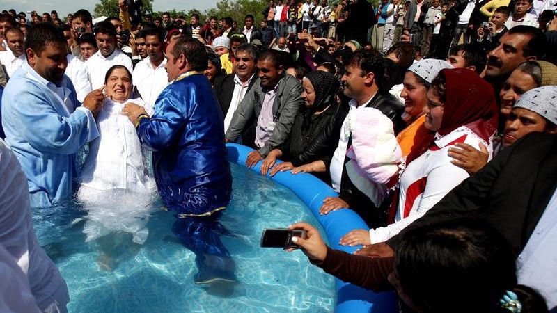 Adevărul despre penticostalii de ziua a 7-a pe care multă lume nu îl ştie: Cum obţin aceştia banii?