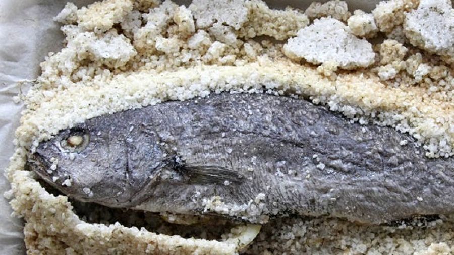 Dezlegare la pește! Rețetă de păstrăv în blană de sare