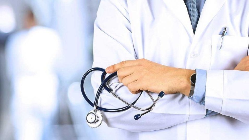 Un medic din Craiova riscă să fie dat afară, deoarece își pune pacienții pe Facebook 