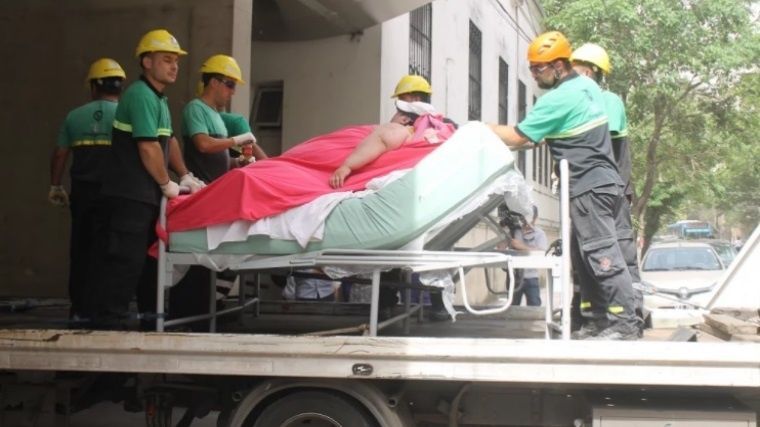 Cum au băgat medicii în spital o femeie care cântărea 490 de kilograme