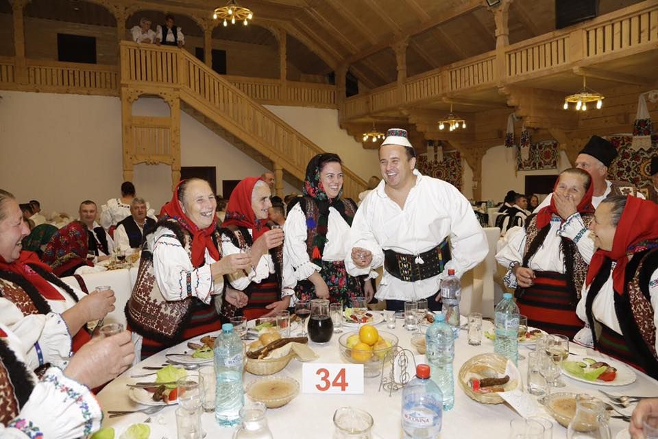 Ministrul Educaţiei, Liviu Pop, la o petrecere de Lăsatul Secului 