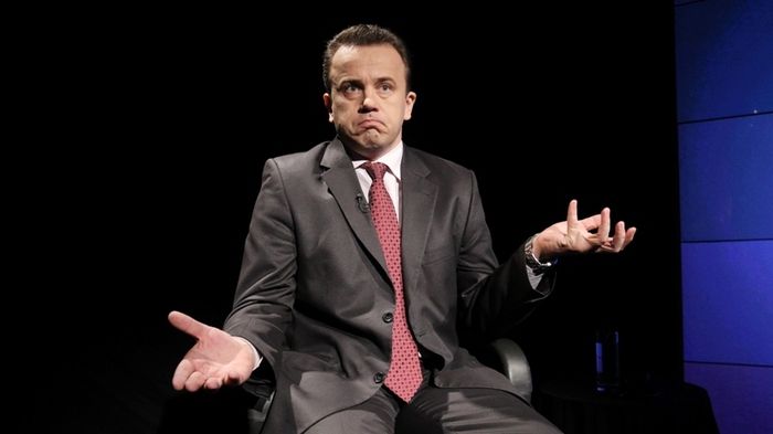 Reacţia Ministrului Educaţiei, după ce a primit o icoană din partea unui director de şcoală