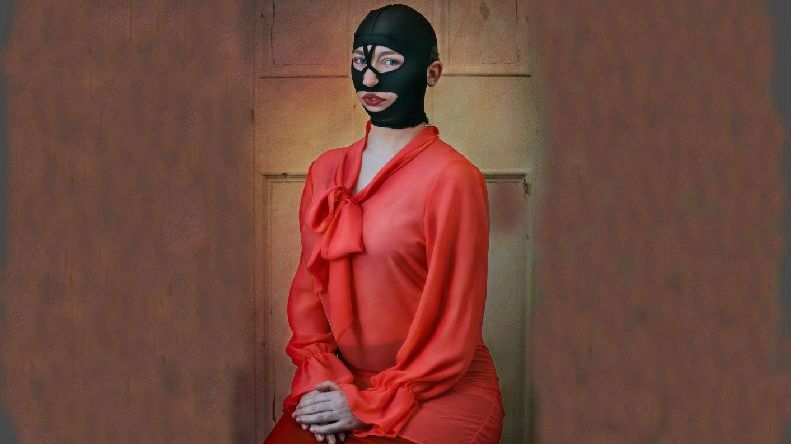 Femeia care și-a dorit prea mult să fie frumoasă. Ce se ascundea de fapt în spatele măștii