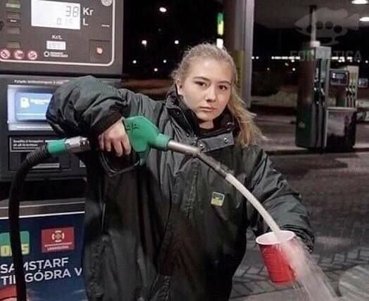 Cele mai ciudate poze de pe Facebook. Ce se întâmplă acolo?