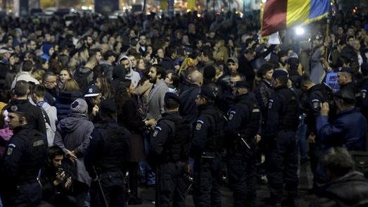 Proteste în București, în fața Parlamentului: Mai sunt 15 zile până la..."