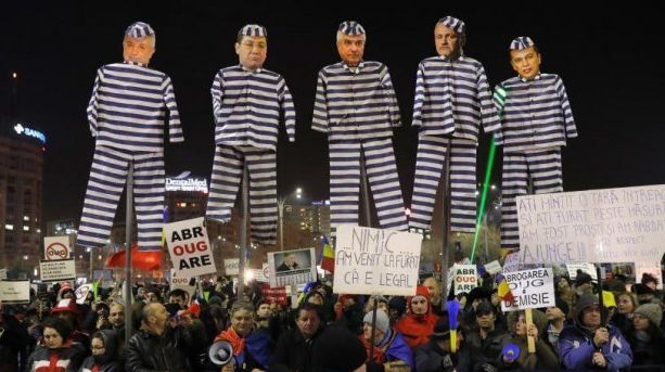 Bombele cu ceas din Parlament. De ce ies românii în stradă