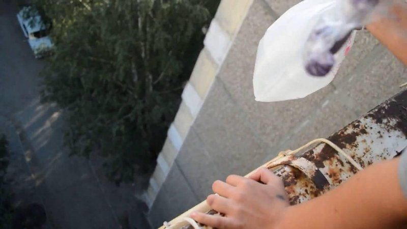 Copiii au vrut să arunce o pungă cu apă de la etaj, în glumă. Ce s-a întâmplat apoi e de necrezut!