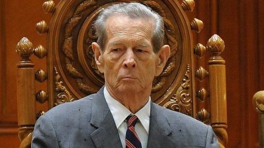 Monarhiștii acuză: Regele Mihai, ținut artificial în viață