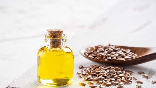 A amestecat seminţe de in cu ulei de cocos şi a pus masca pe păr. A doua zi, şoc!