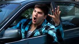 I-a arătat semne obscene unui poliţist dintr-o maşină de şcoală. Decizia uimitoare a omului legii