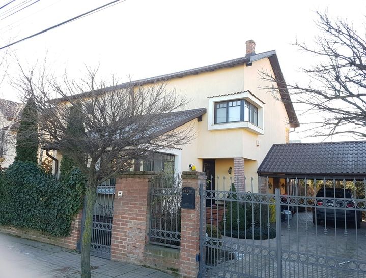 FOTO. Cum arată vila luxoasă în care locuieşte Sorin Grindeanu cu familia sa