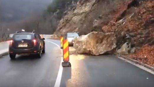 Accident grav pe Defileul Jiului - Un bolovan a căzut peste un autoturism, un bărbat fiind scos în stop cardio-respirator din mașină