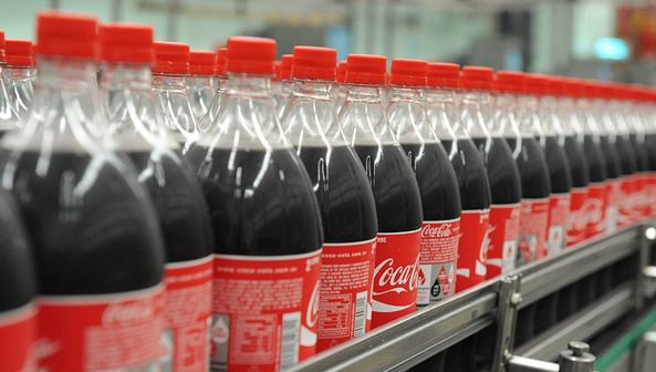 A săpat o groapă şi a turnat 12.000 de litri de Coca-Cola în ea. Ce s-a întâmplat după câteva ore