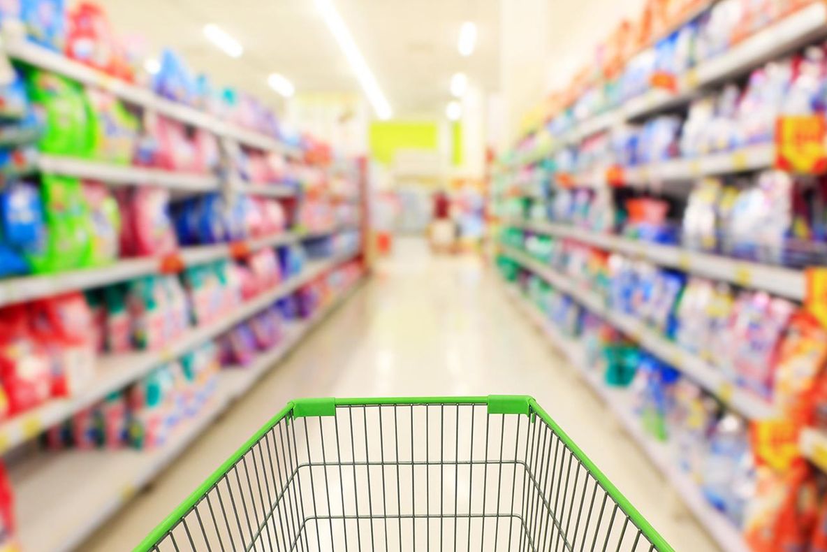 Avertisment: deprecierea leului şi creşterea costurilor vor scumpi alimentele românilor cu 6-8%