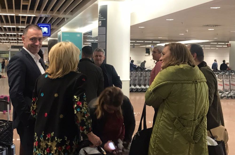 Cursa TAROM, Bruxelles-București, anulată. Ministrul Apărării, europarlamentari, jurnaliști, la bord