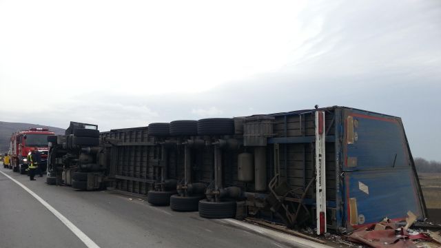 Accident cu trei TIR-uri pe centura orașului Alba Iulia