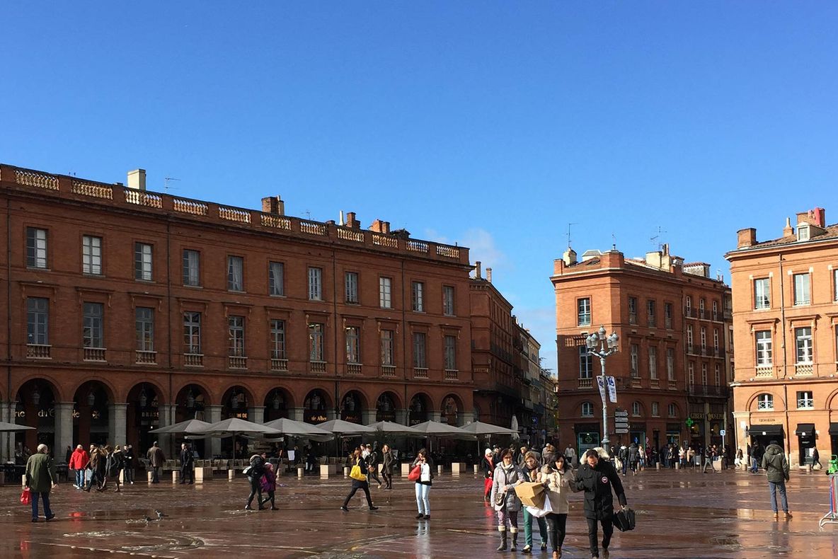 Franţa. O maşină a intrat într-un grup de elevi, lângă Toulouse. Trei tineri, răniţi