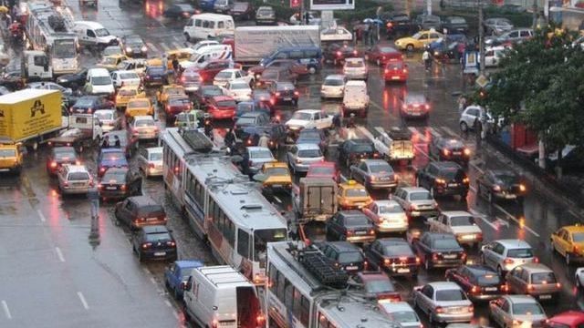 Rețetă șoc pentru fluidizarea traficului: taxă de 31.000 de euro pe vehicul