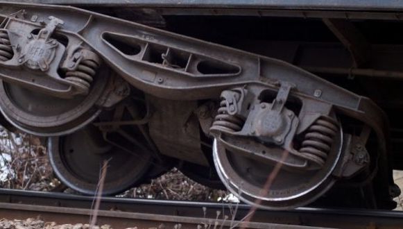 Accident feroviar. O persoană a murit, după ce mașina a fost spulberată de tren