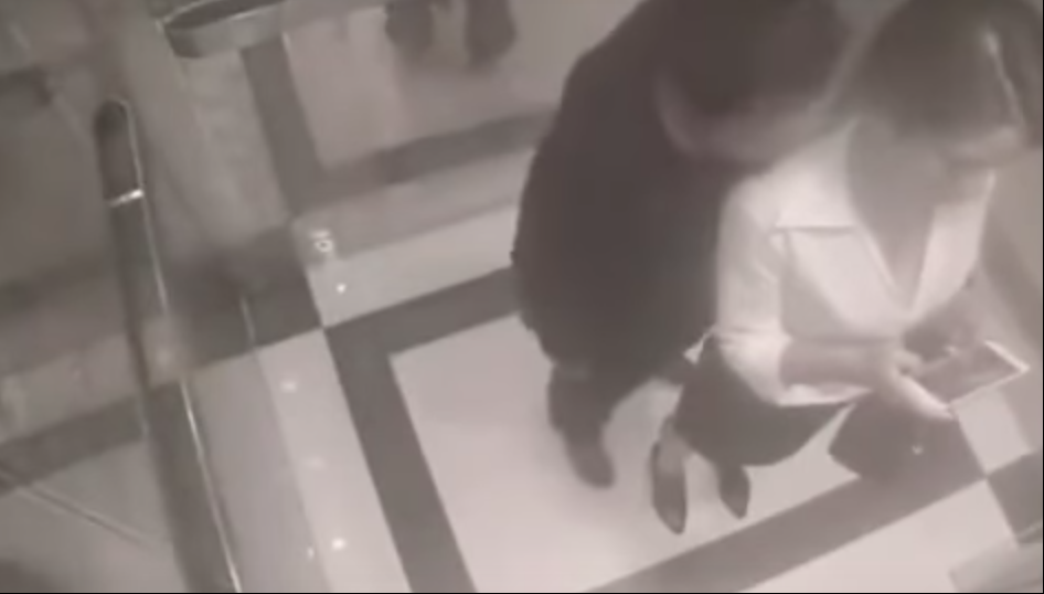 A urmărit-o până în lift, a intrat după ea. Apoi a pipăit-o şi a vrut s-o dezbrace. S-a filmat tot