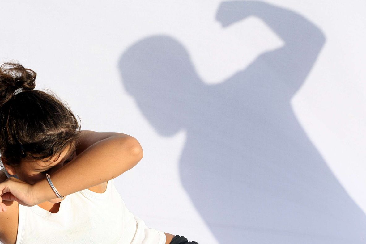 Mărturiile CUTREMURĂTOARE ale unei tinere abuzate de iubit: ”Credeam că e normal...”