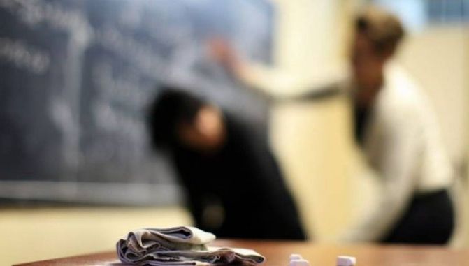 Învăţătoare acuzată că terorizează elevii: "Se apleacă cu pieptul ei şi îi presează pe bancă..."
