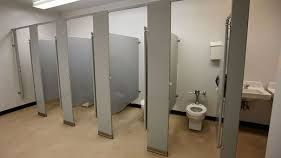 O elevă din Botoșani a încercat să-și pună capăt zilelor în toaleta școlii