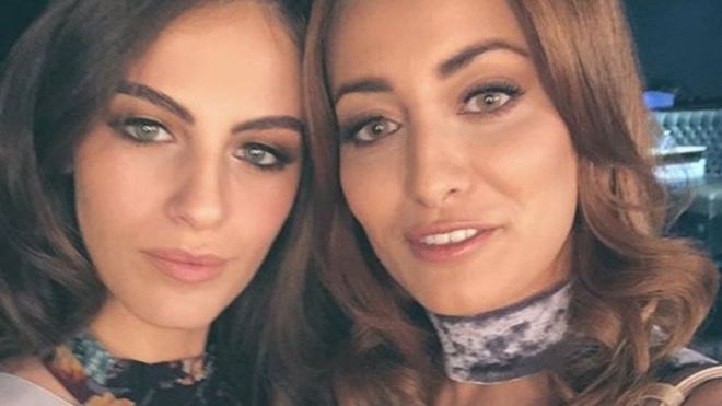 Această fotografie a stârnit REVOLTĂ pe internet. Ce se ascunde, de fapt, în spatele acestor zâmbete