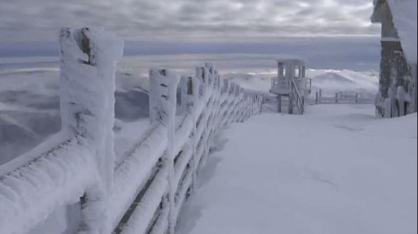 Iarnă în toată regula în România: viscol și strat de zăpadă de peste un metru