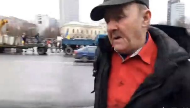 Cine este de fapt bătrânul bătut în Piața Victoriei. Ipoteza incredibilă