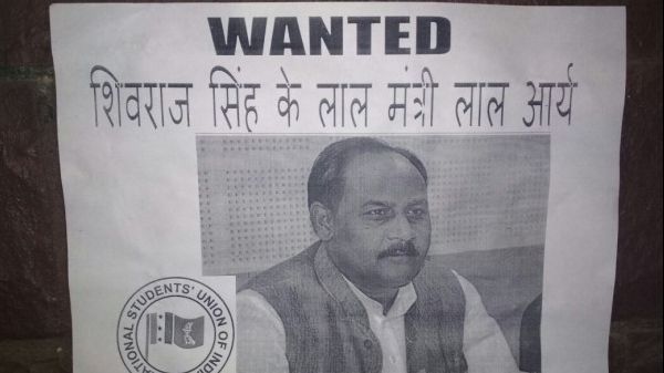 Primul ministru al FERICIRII din lume, căutat de poliţie. Bărbatul e acuzat de CRIMĂ