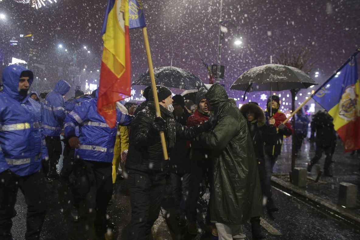 Cozmin Gușă, despre proteste: „Problema nu poate fi rezolvată de cetățenii din stradă”