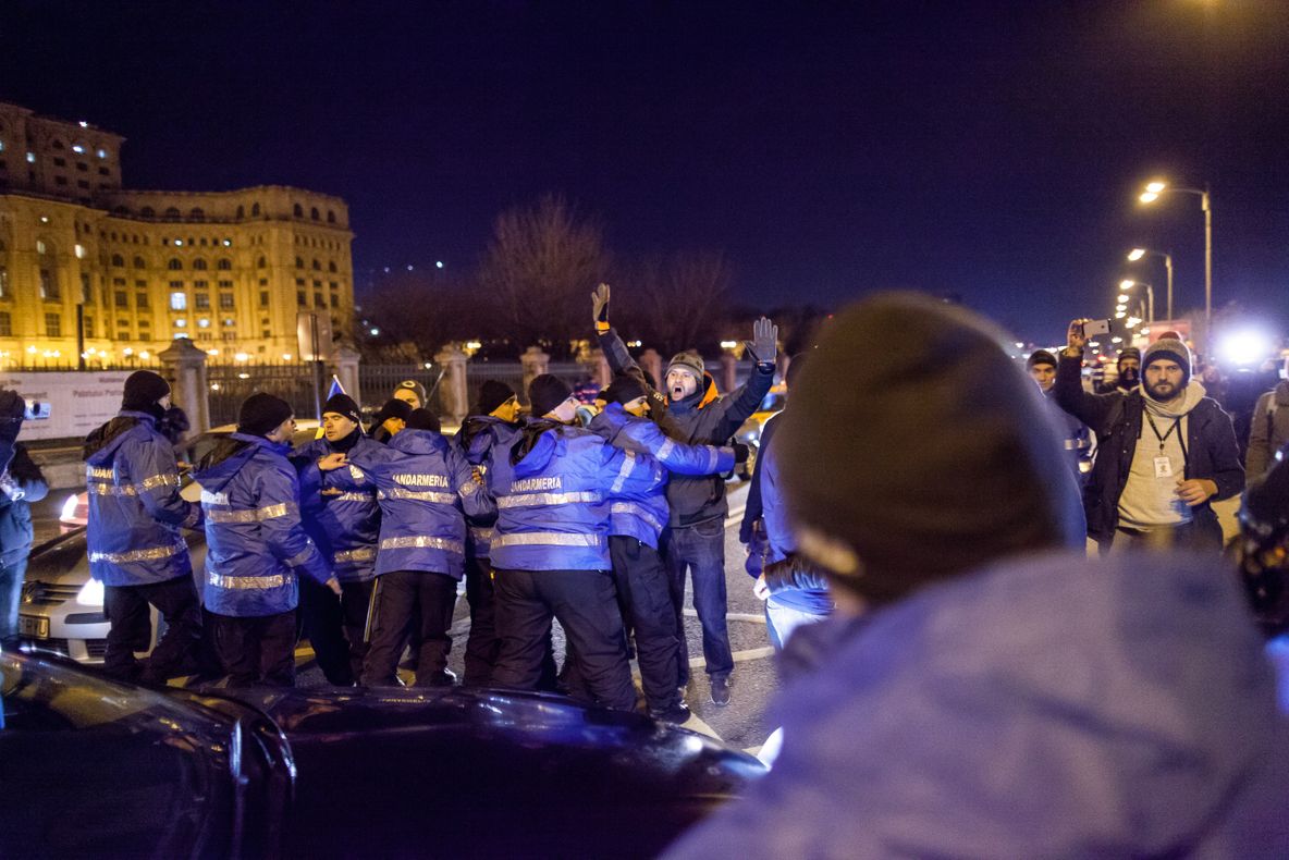 VIDEO: Momentul în care deputatul PSD intră cu maşina în protestari pe trecerea de pietoni