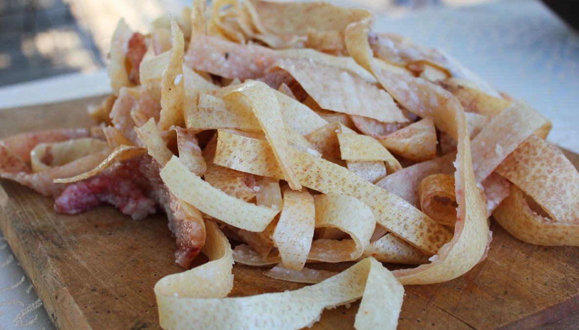 Ce se întâmplă în corpul tău când mănânci şorici de porc? Nutriţionistul are un răspuns şocant