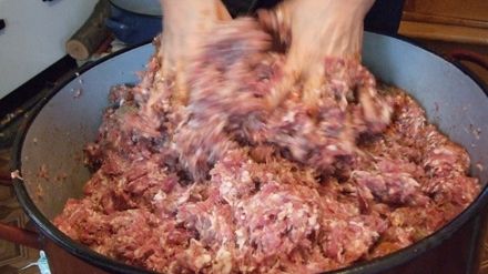 Condimentul secret din cârnaţii ardeleneşti. Foarte puţine gospodine ştiu asta!