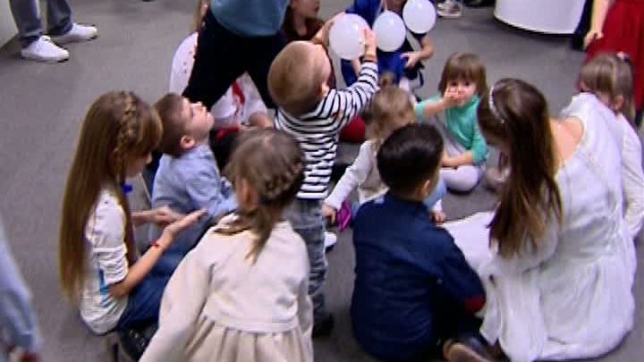 Moș Crăciun a ajuns deja la Realitatea TV! Petrecere cu zâne şi spiriduşi pentru COPIII REALITĂŢII