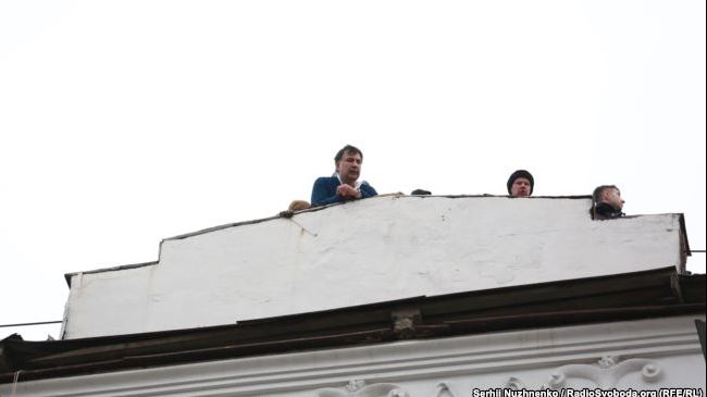 Fostul președinte georgian Saakaşvili, arestat de poliție și eliberat de suporterii săi din Ucraina 