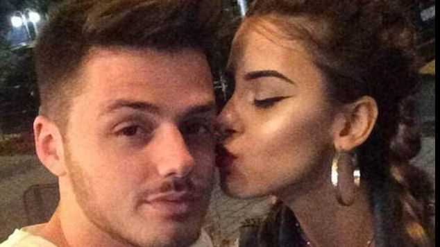 Detaliul EXTRAORDINAR pe care l-a observat un tânăr într-o fotografie de la mare cu logodnica lui 