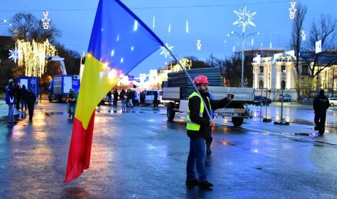 Scandal în Piața Victoriei. Schelele târgului de Crăciun, DEMONTATE de protestatari